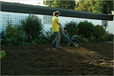 Garten- und Landschaftsbau - Seelig - Boden wird gelockert Boden wird gefräst