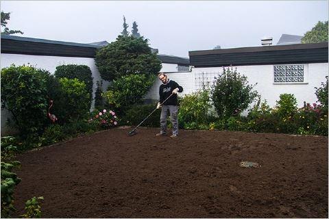 Garten- und Landschaftsbau - Seelig - Rasenfläche wird planiert Rasenfläche wird planiert