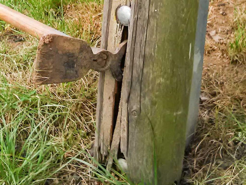 Spielplatzkontrolle. Durchgefaulter verrotteter Schaukelpfosten. Schaukel muß gesperrt werden.